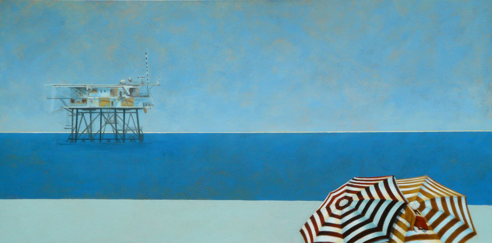 Een schilderij in blauwe tinten uit 2009 van July Leesberg met in de verte een rood-witte boortoren en nabij twee gestreepte parasols in dezelfde kleuren, getiteld zeezicht 1, 100x200cm acryl op katoen