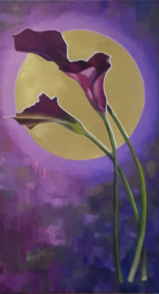 calla's voor alida is een schilderij van July Leesberg uit 2021, gemaakt in opdracht. Er zijn twee paarse calla lelies op te zien voor een gouden cirkel, 50x90cm acryl en bladgoud op katoen