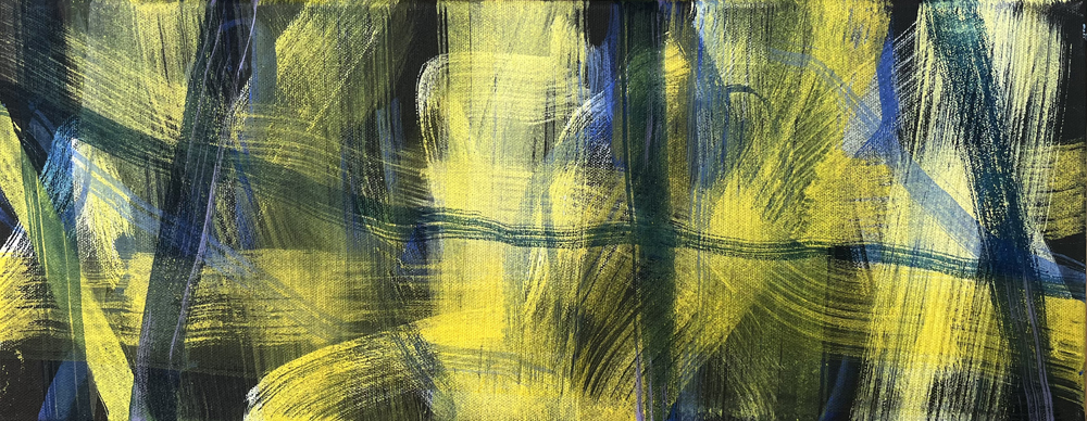 Een schilderijtje van de hand van July Leesberg uit 2022, waarop warmgele en blauwe lichtvlagen te zien zijn voor een donkere achtergrond, getiteld: lichtstralen, 50x20cm, eitempera op katoen