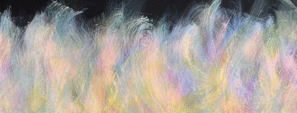 Een klein schilderij uit 2022 van de hand van July Leesberg getiteld dansend licht. Voor een donker achtergrond dansen lichtvlagen in pastelkleuren, 200x80cm eitempera op linnen