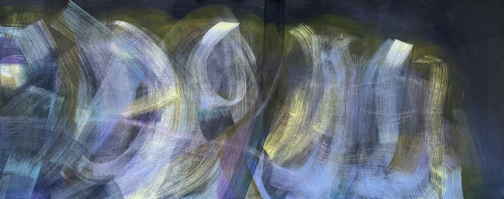 Een donker schilderij van de hand van July Leesberg uit 2022, waarop gekleurde lichtzwemen voorbij lijken te dansen, getiteld: dagend licht, 200x80cm eitempera op linnen