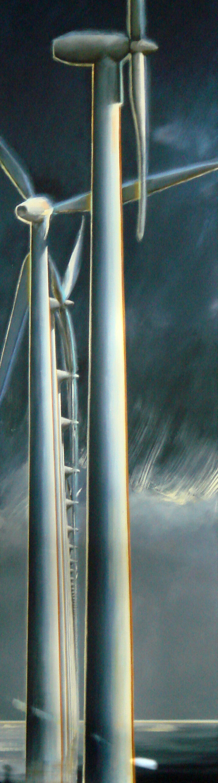 Een langwerpig grijsblauw schilderij van July leesberg met een lange rij windturbines waarvan alleen de rotors zichtbaar zijn, omdatr de turbines vlak achter elkaar staan, 200x55cm, olieverf op katoen.